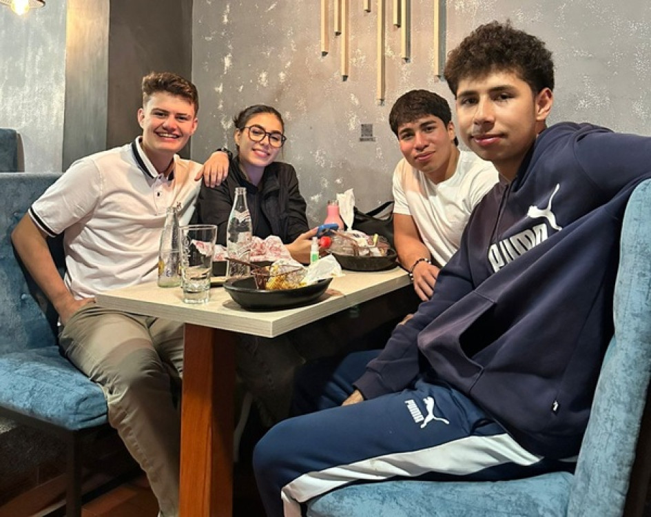 Foto | LA PATRIA Carlos Giraldo, Allyson Trejos, Emmanuel Ruda y Julián Guarín compartieron una cena de amigos en el restaurante Bisontte en Chipre.