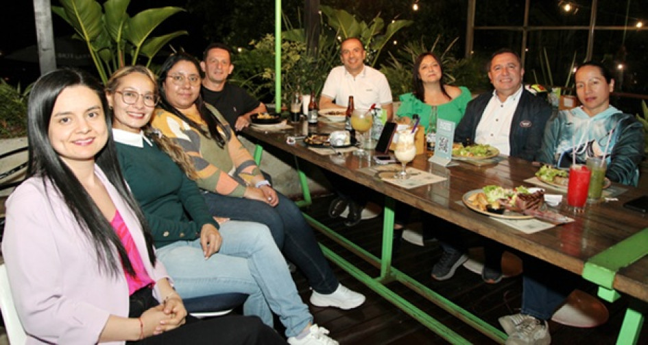 Luz Adriana Arboleda celebró su cumpleaños en el restaurante Cortesana, en compañía de Ángela María Alzate, Carolina Díaz, Uriel Arango, Darley Vargas, Luz Estella Amariles, Jorge Eduardo Velásquez y Francia Elena Montoya.
