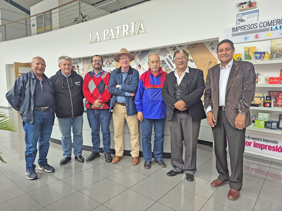 Foto | Freddy Arango | LA PATRIA En la imagen aparecen: Jairo Castro Eusse; Germán Mejía Gallo, director de Aquí Manizales; Fernando Alonso Ramírez, director LA PATRIA; José Fernando Garcés, director del Noticiero Económico Caldas; Fabio Arias Gómez (Ari), caricaturista ; Gildardo Ospina, periodista de Ecocultura; e Iván Darío Goez, de Caldas al Mediodía, de Radio Cóndor.