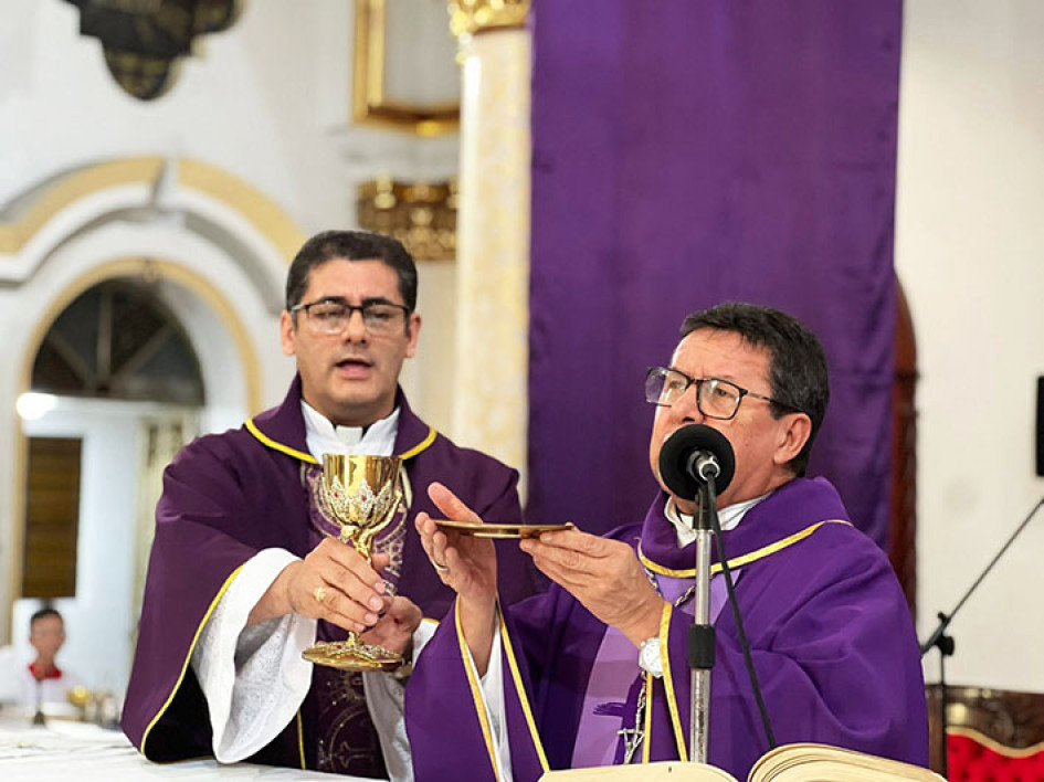 Fotos | Henry Giraldo | LA PATRIA El sacerdote James Clavijo Ortiz en compañía del obispo de la Diócesis de La Dorada–Guaduas, Hency Martínez Vargas.