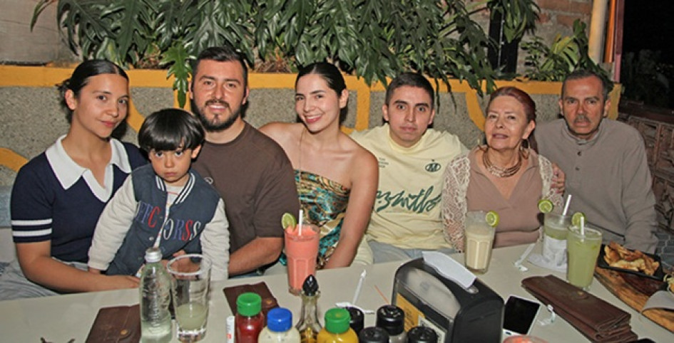 Cumpleaños de Samuel Pineda Villada: Tatiana Serna, Emiliano Pineda, Emmanuel Pineda, Estefanía Pineda, Samuel Pineda, María Clemencia Villada y José Fernando Pineda Osorio.