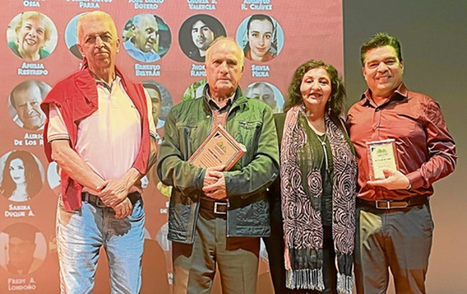 Foto | Henry Giraldo | LA PATRIA Marino Ramírez, hermano del exalcalde, quien también fue alcalde hace 51 años, recibió el reconocimiento (segundo de izquierda a derecha). El exsecretario de Cultura de la época, Héctor Sánchez (último de izquierda a derecha), también fue distinguido con una placa en agradecimiento. Los acompaña el exalcalde Henry Ramírez, quien institucionalizó esta celebración mediante un proyecto presentado al Concejo. Dolly Montes, escritora y una de las organizadoras, hizo entrega de lo