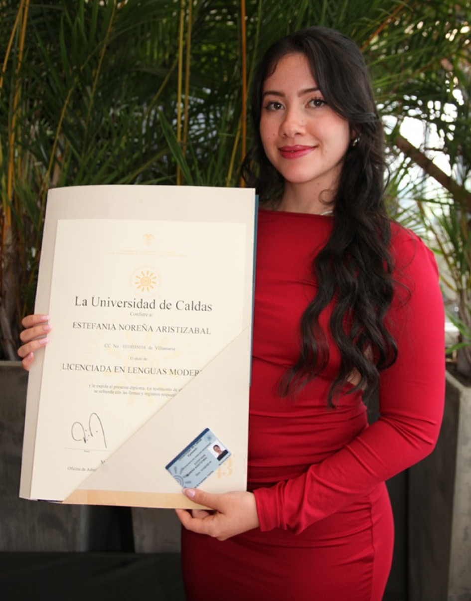 Fotos | Argemiro Idárraga | LA PATRIA Estefanía Noreña Aristizábal obtuvo su título como licenciada en Lenguas Modernas de la Universidad de Caldas.