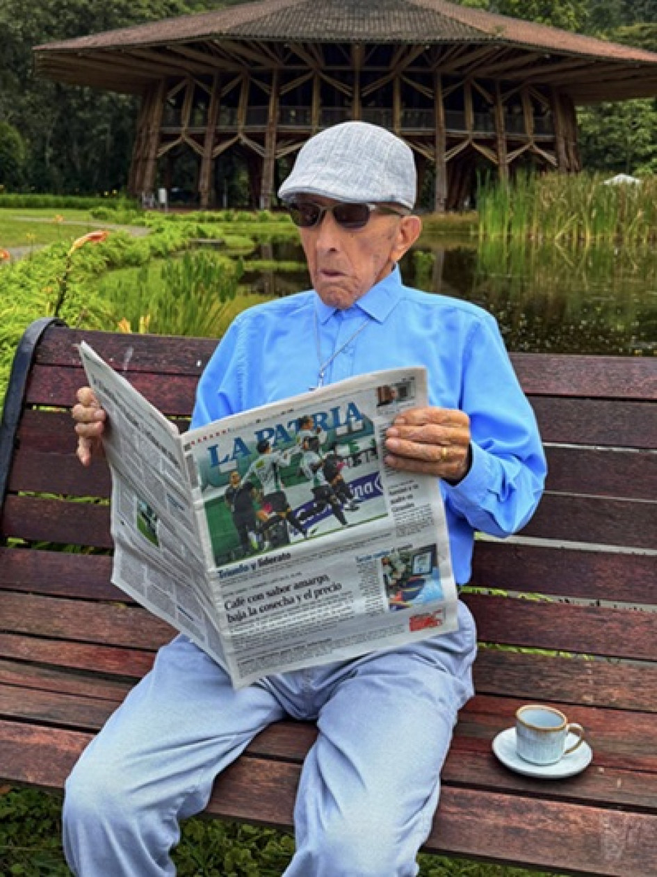 Foto | Cortesía | LA PATRIA José Genaro Muñoz es un fiel lector y suscritor de LA PATRIA desde el 2005. En la imagen aparece leyendo El Periódico de Casa en el Recinto del Pensamiento.