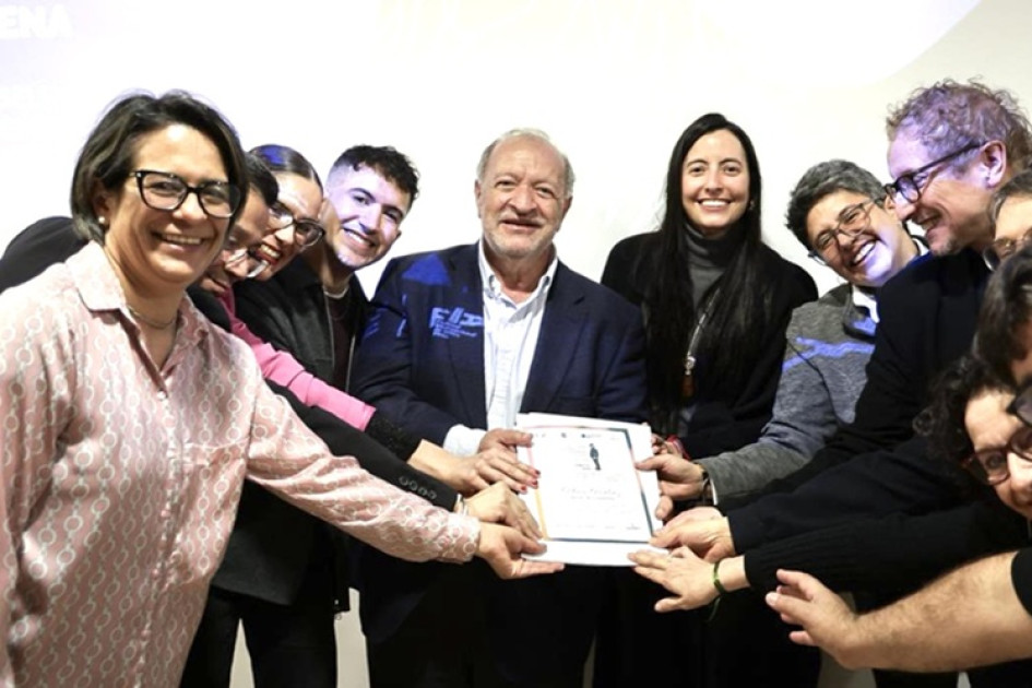 Foto | MinCultura | LA PATRIA El manizaleño Octavio Arbeláez recibió el reconocimiento Guillermo Heras por una trayectoria, de 50 años, dedicada a las artes escénicas.