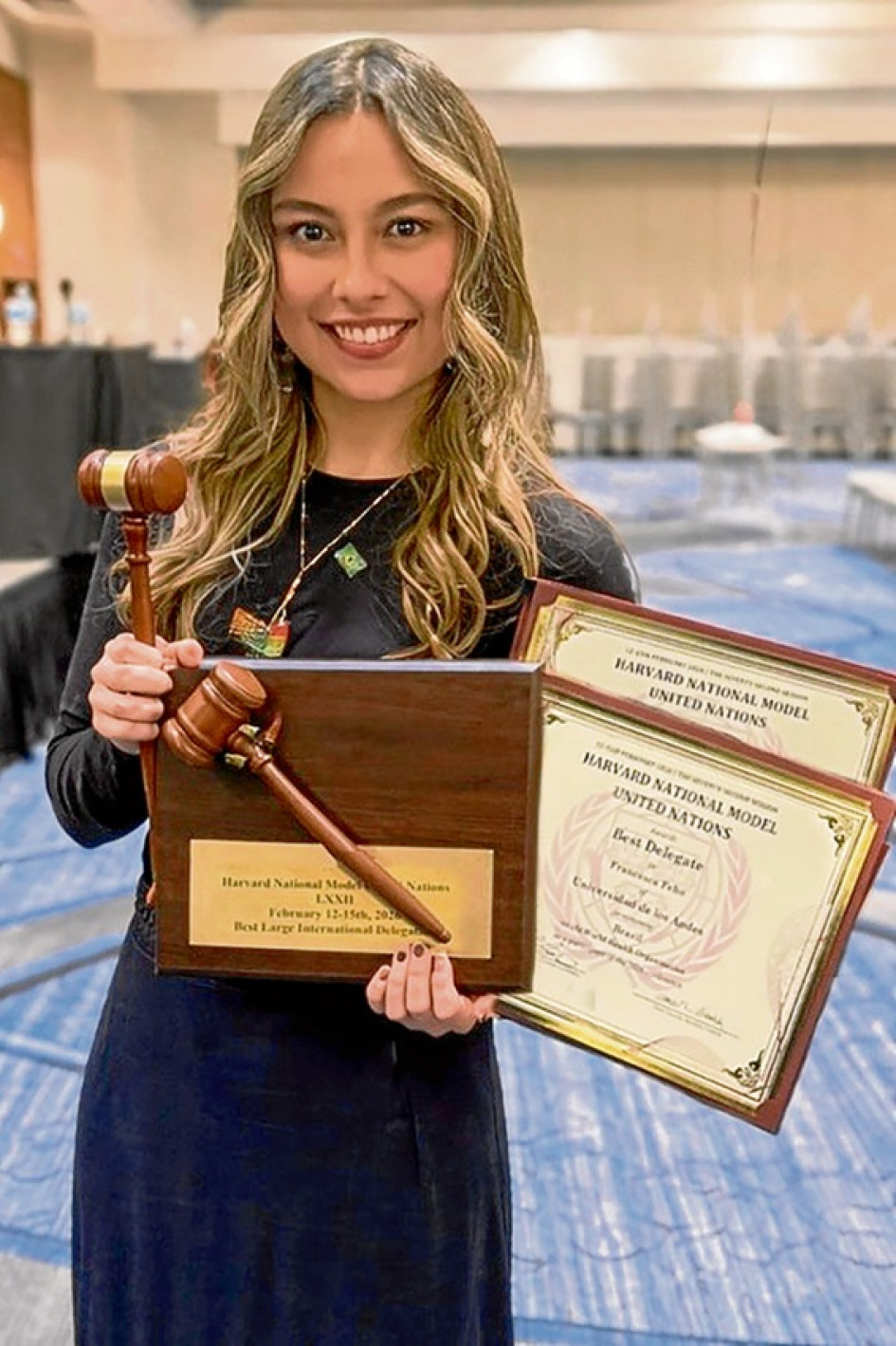 Foto | Cortesía | LA PATRIA  Francesca Fehó, egresada del Colegio Granadino (2021) y estudiante de Estudios Globales y Ciencia Política en la Universidad de los Andes, fue reconocida con el premio Best Delegate en el modelo de Naciones Unidas más prestigioso y competitivo del mundo: Harvard National Model United Nations. Este evento reúne cada año a más de 3.000 delegados de universidades de élite provenientes de 100 países.