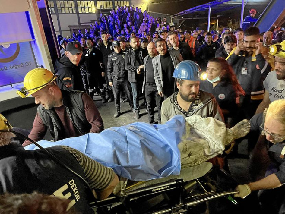 Foto | EFE | LA PATRIA Paramédicos y mineros llevan a un minero herido a una ambulancia en el lugar de la explosión después de que se produjera una explosión en una mina de carbón en Bartin, Turquía.