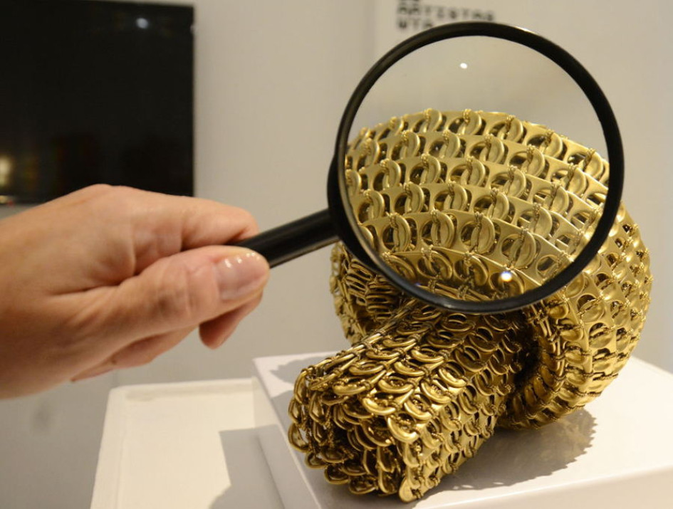 obra elaborada con latas de aluminio recicladas