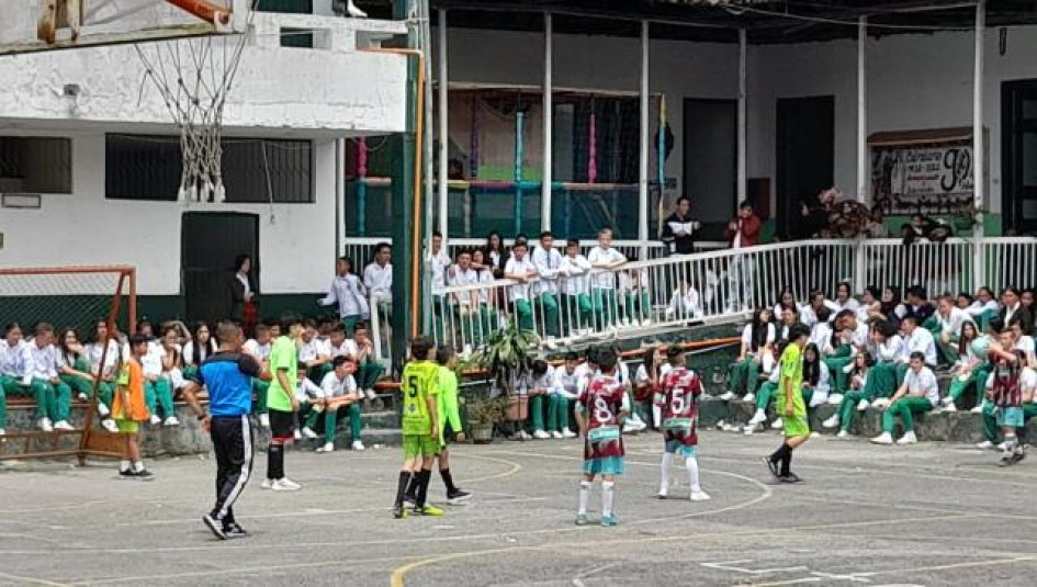 Estudiantes durante una final de los Interclases.