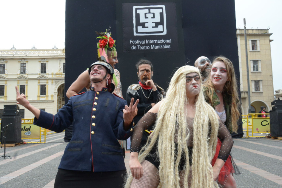 presentación de obra La Paz en la Plaza de Bolívar de Manizales