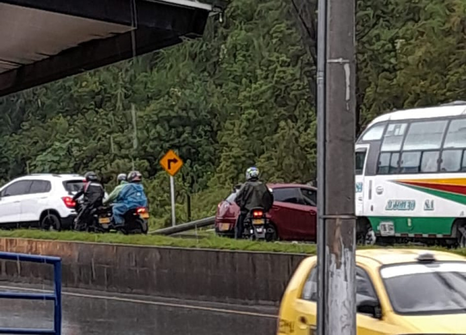 Poste que cayó en la Curva del Kumis, en la vía Panamericana.