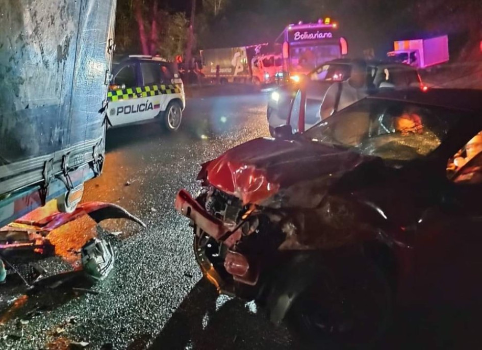 Camión y carro chocaron en la vía Alto de Letras: cuatro lesionados 