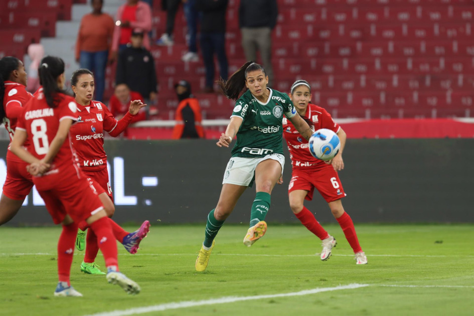 Betriz Zaneratto (c-i) de Palmeiras disputa el balón con Mariana Muñoz del América, durante un partido por la semifinal de la Copa Libertadores femenina entre el Palmeiras de Brasil y el América de Cali de Colombia, hoy, en el estadio Rodrigo Paz Delgado de la ciudad de Quito (Ecuador).