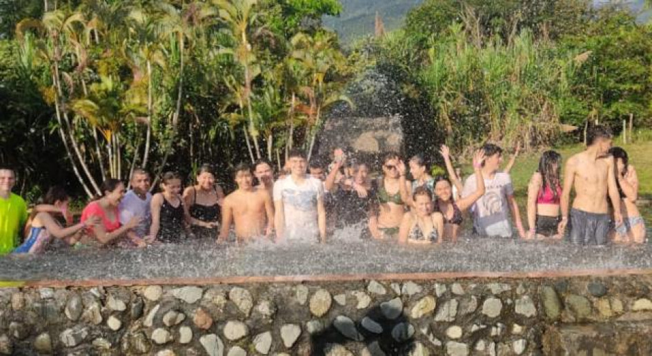 Estudiantes del grado noveno durante la salida lúdica.