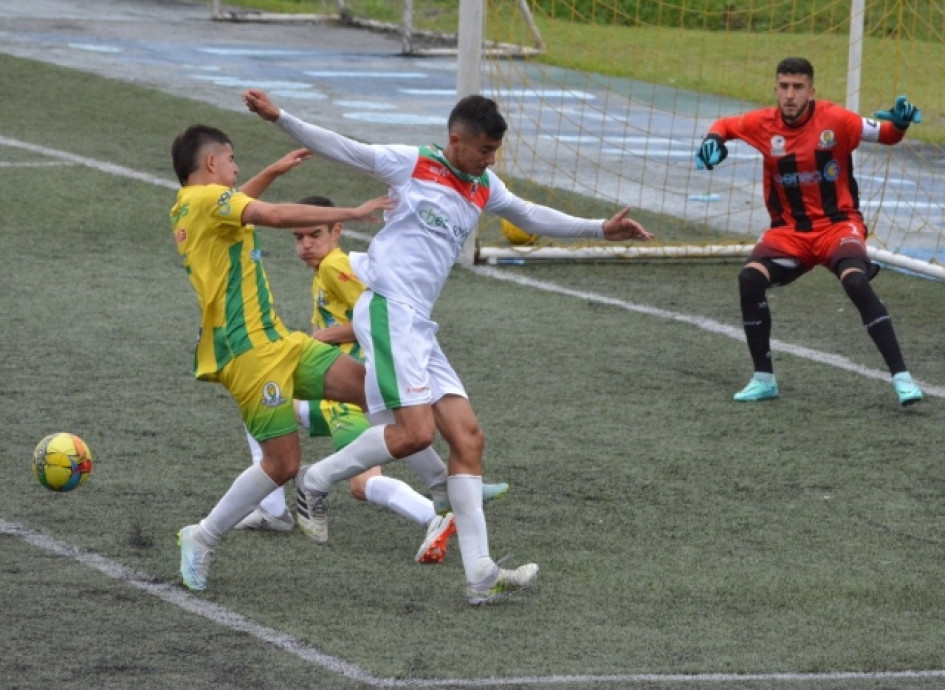 La Selección Caldas Sub-17 ganó el segundo de diez partidos disputados y goleó 4-2 al entonces Líder Manizales F.C.