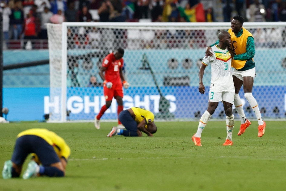La tristeza de los jugadores ecuatorianos luego de quedar eliminados de la cita mundialista, contrastada por la celebración de los senegaleses al lograr la clasificación.