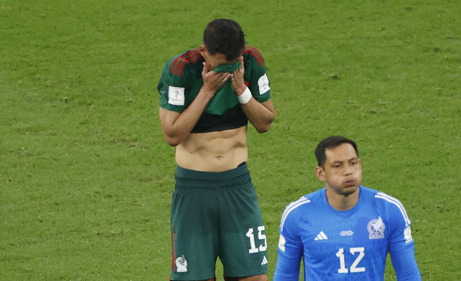 El defensor mexicano Héctor Moreno se limpia las lágrimas tras quedar eliminado del Mundial en fase de grupos.