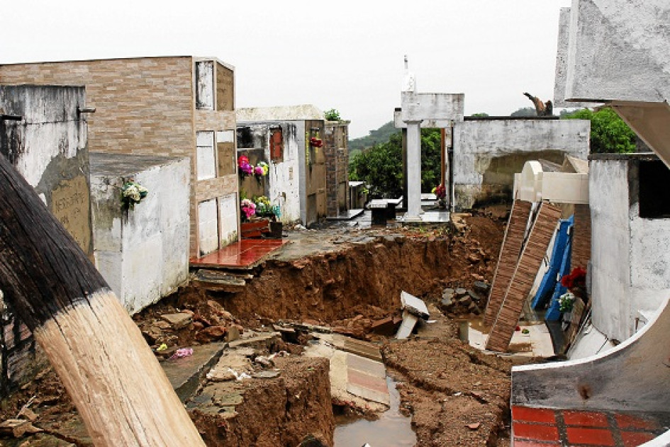 Esta imagen muestra parte de la destrucción del cementerio.