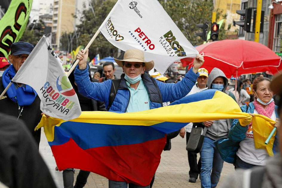 Foto | EFE | LA PATRIA  La marcha de Bogotá en apoyo a Petro fue la más numerosa aunque también hubo en Cali, Medellín y Bucaramanga.