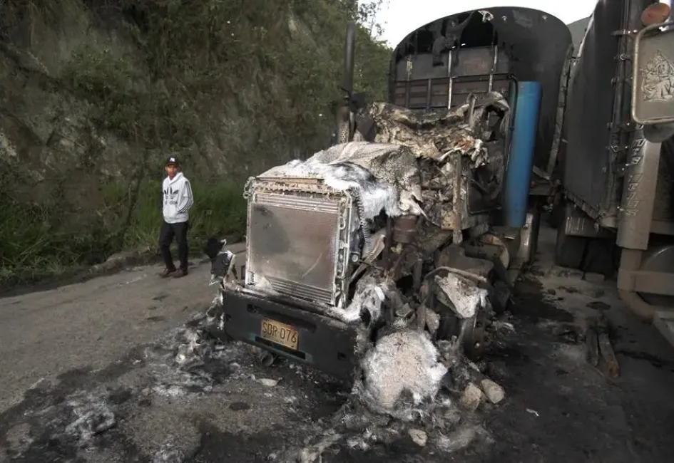 Fotografía de este martes que muestra un camión que fue incendiado en una carretera de Norte de Santander. Hombres armados incendiaron ayer siete grandes camiones que circulaban con carga por una de las principales carreteras de este departamento.