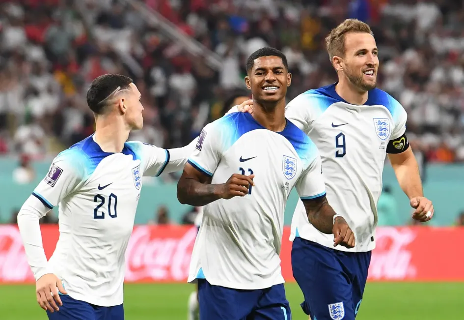 Marcus Rashford (c) de Inglaterra celebra con sus compañeros de equipo después de anotar la ventaja de 5-1 durante el partido de fútbol del grupo B de la Copa Mundial de la FIFA 2022 entre Inglaterra e Irán en el Estadio Internacional Khalifa en Doha, Catar.