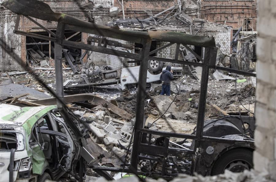 Un hombre camina entre los escombros después del reciente bombardeo en una de las fábricas en Kharkiv, Ucrania, el 3 de noviembre de 2022 en medio de la invasión militar de Rusia.