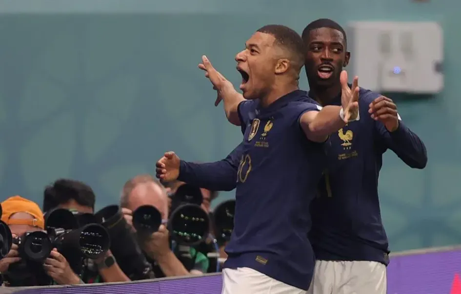  Kylian Mbappe celebra con su compañero Ousmane Dembele