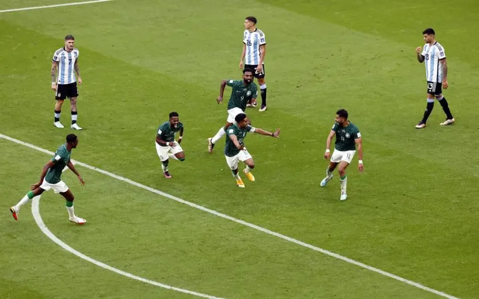 Salem Aldawsari de Arabia Saudita (C) celebra con sus compañeros de equipo el 2-1 mientras los jugadores argentinos muestran su abatimiento durante el partido de fútbol del grupo C de la Copa Mundial de la FIFA 2022 entre Argentina y Arabia Saudita en el Estadio Lusail en Lusail