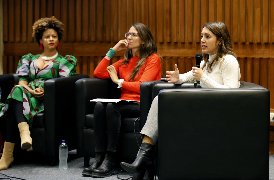 La ministra de igualdad de España, Irene Montero (d), participa en una mesa redonda con lideresas sociales, políticas y activistas, ayer, en el Centro Cultural Gabriel García Márquez, en Bogotá.