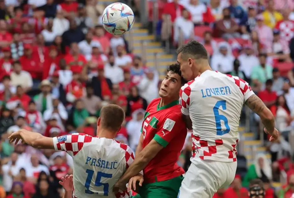 Nayef Aguerd (c) de Marruecos en acción contra Dejan Lovren (d) de Croacia durante el partido de fútbol del grupo F de la Copa Mundial de la FIFA 2022 entre Marruecos y Croacia en el Estadio Al Bayt en Al Khor, Catar.