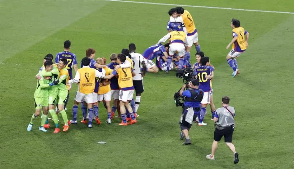 Jugadores de Japón celebran eufóricamente tras el agónico segundo gol del encuentro, que selló su victoria ante una de las selecciones favoritas a llevarse el título.