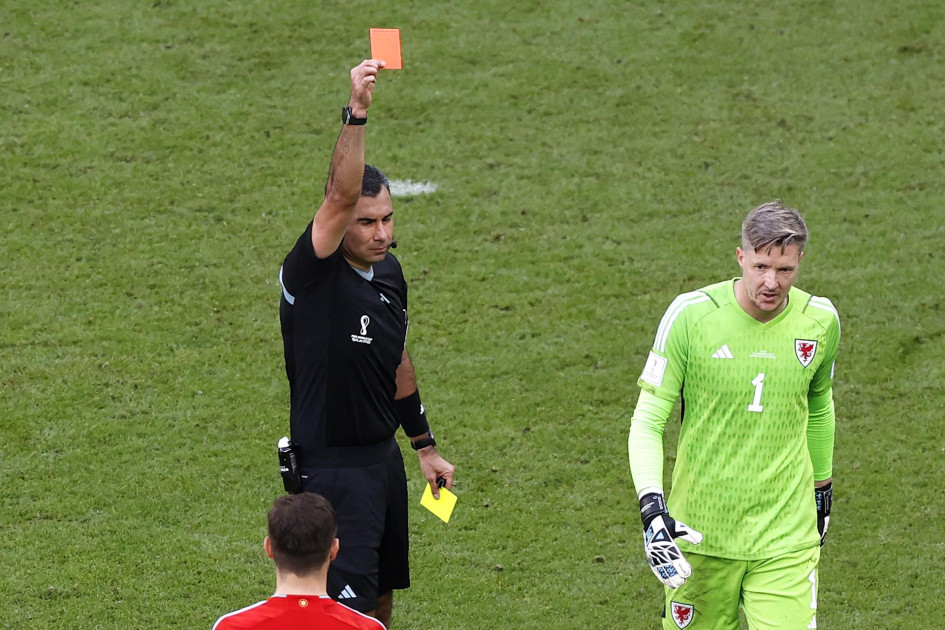 El portero galés, Wayne Hennessey se convirtió en el primer expulsado del Mundial de Qatar 2022, tras una fuerte entrada sobre un contricante iraní.