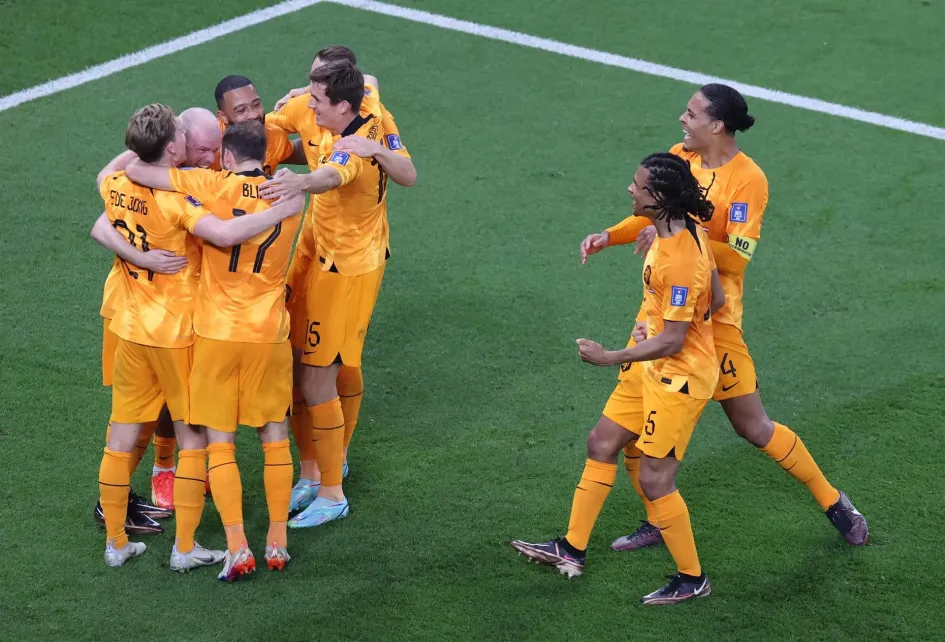 Los jugadores de Países Bajos celebran el 2-0 durante el partido de fútbol del grupo A de la Copa Mundial de la FIFA 2022 entre Senegal y los Países Bajos en el Estadio Al Thumama en Doha, Catar.