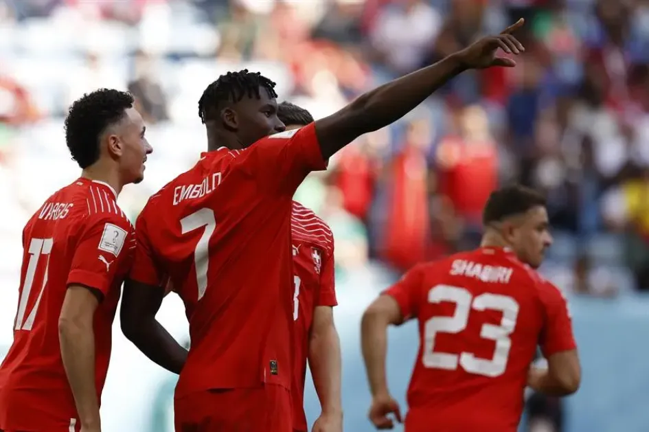Breel Embolo de Suiza celebra después de anotar el 1-0 durante el partido de fútbol del grupo G de la Copa Mundial de la FIFA 2022 entre Suiza y Camerún en el estadio Al Janoub en Al Wakrah, Qatar