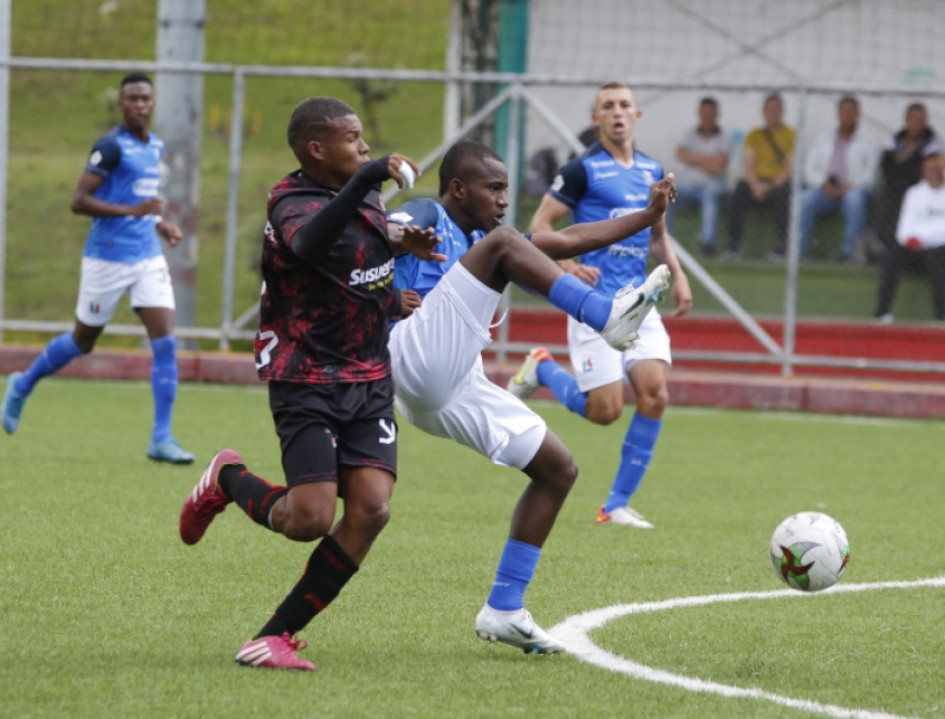 Aunque debutó en esta edición con una derrota, el Once Caldas A se adueñó del liderato de la competencia que hoy tendrá dos juegos en la auxiliar y mañana cinco en Villamaría.