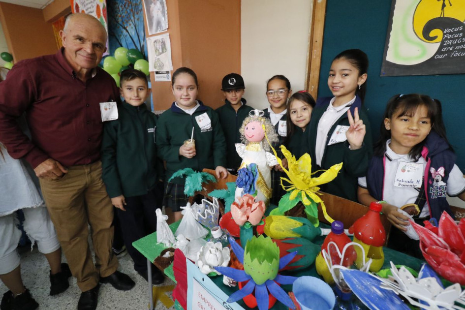 Estudiantes de primaria les apostaron a artículos amigables con el medio ambiente.