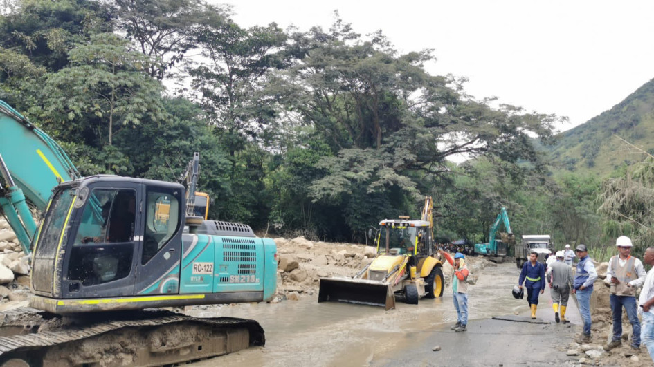Foto | Cortesía Pacífico Tres | LA PATRIA  A las 4:00 p.m. la Concesión Pacífico Tres informó que seguían removiendo piedras y tierra.