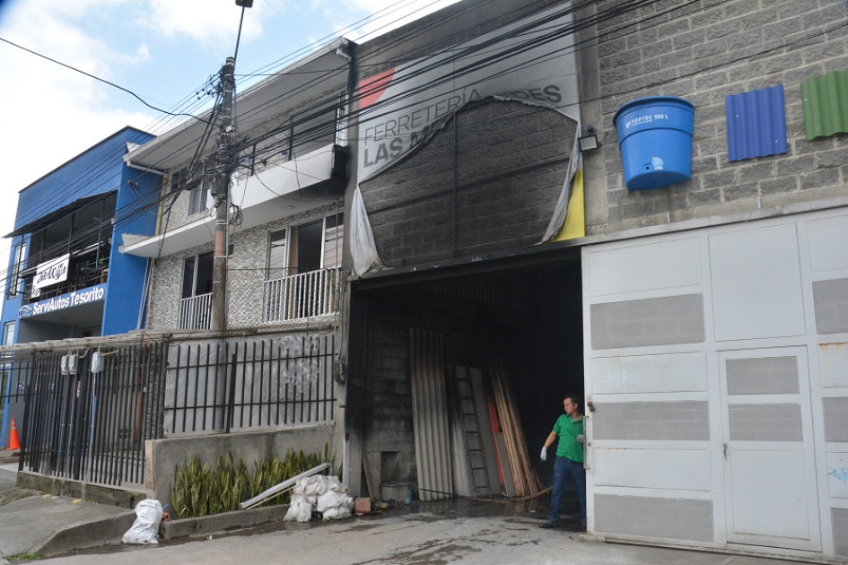 Un empleado sufrió lesiones menores y no hubo afectación de estructuras.