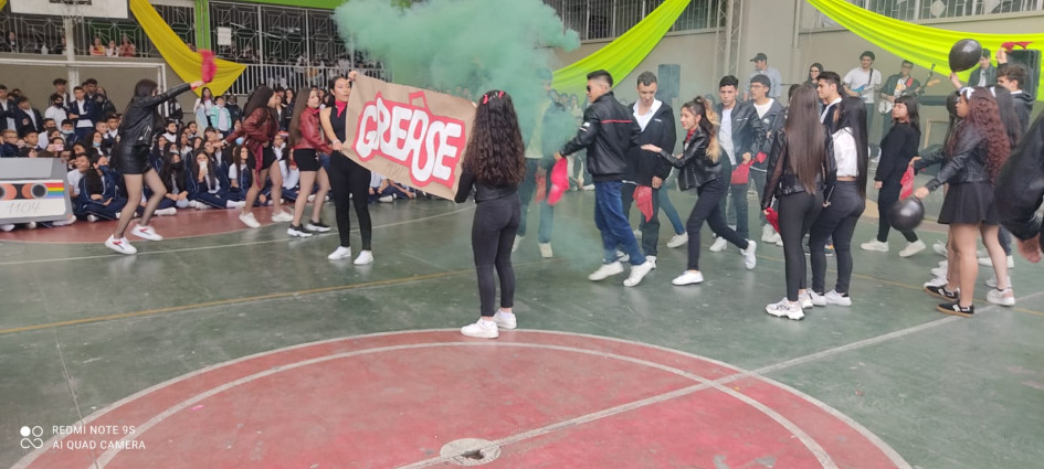 Estudiantes del grado once durante su presentación.