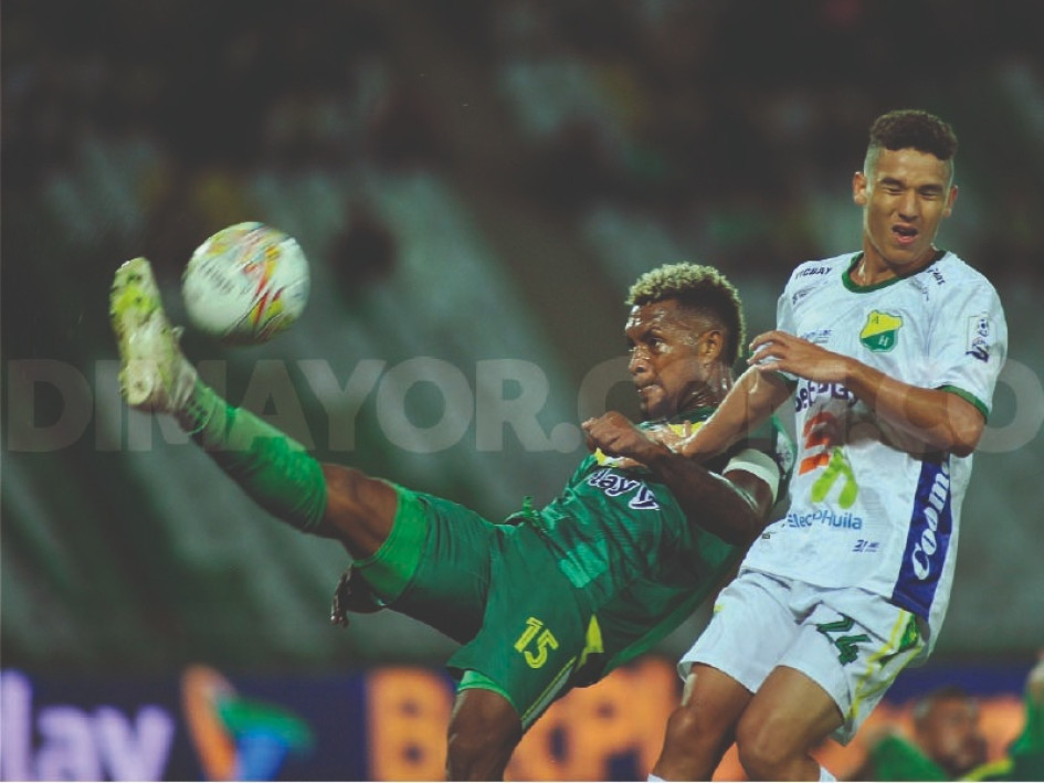 Leyser Chaverra (izquierda), del Deportes Quindío, disputa un balón con Jhon Méndez, del conjunto opita.