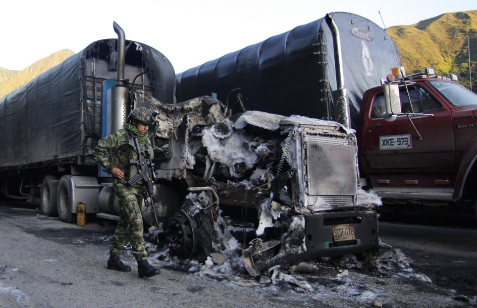 Foto | EFE | LA PATRIA   Los dueños de los tractocamiones han ordenado a sus conductores no separarse de sus carros para evitar saqueos o que los desvalijen, ya que el seguro no cubre ese tipo de delitos.