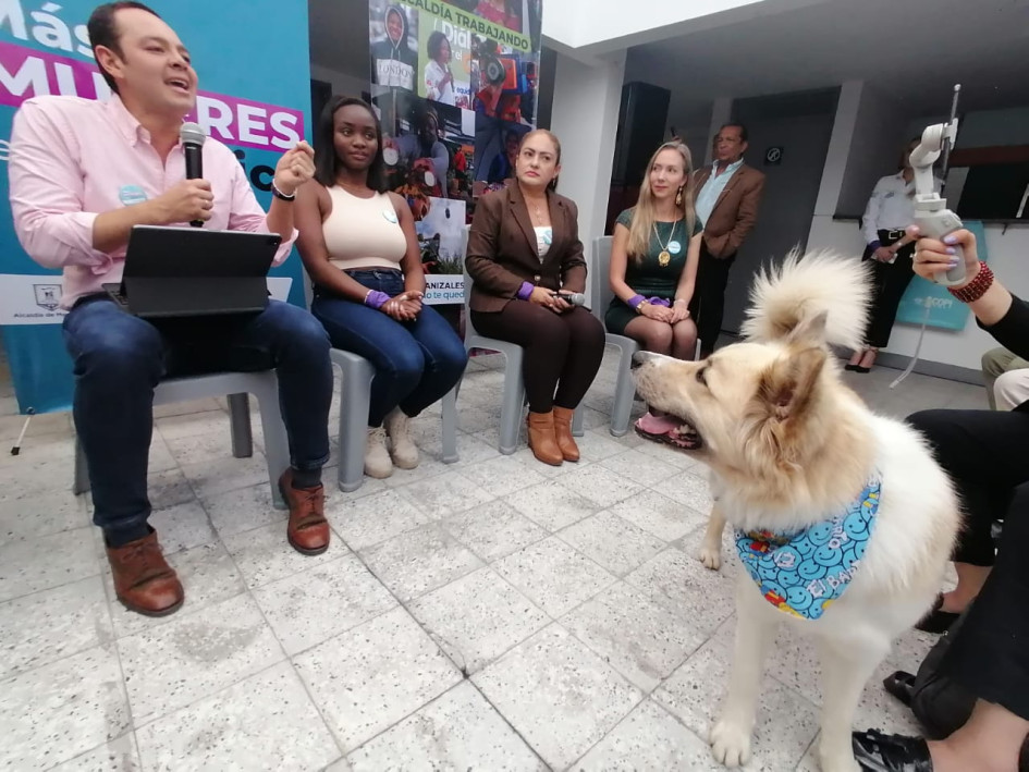 El alcalde de Manizales, Carlos Mario Marín, durante el nombramiento de las nuevas funcionarias de su Gabinete. 