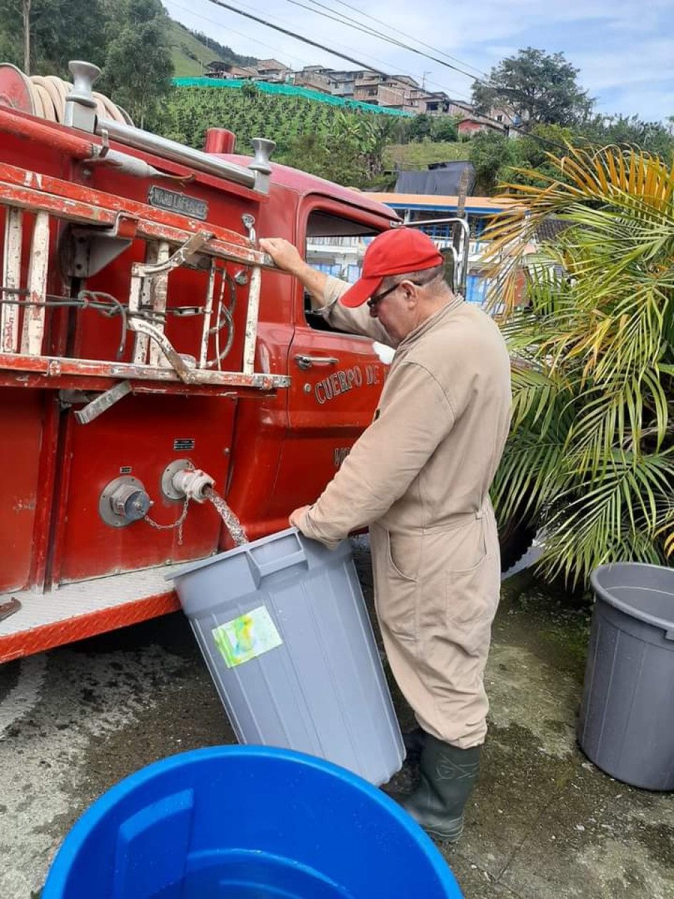 Los bomberos repartieron agua potable en diferentes sectores del municipio.