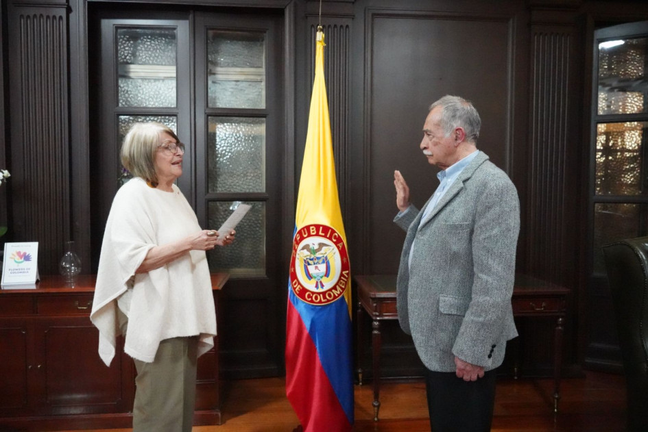 La ministra de Agricultura, Cecilia López, tomó juramento del nuevo viceministro de Desarrollo Rural, Darío Fajardo.