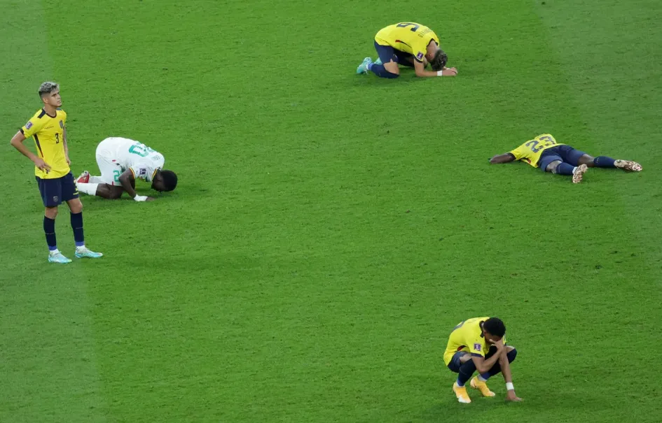 Bamba Dieng (2i) de Senegal y jugadores de Ecuador reaccionan después del partido de fútbol del Grupo A de la Copa Mundial de la FIFA 2022 entre Ecuador y Senegal en el Estadio Internacional Khalifa en Doha, Catar.
