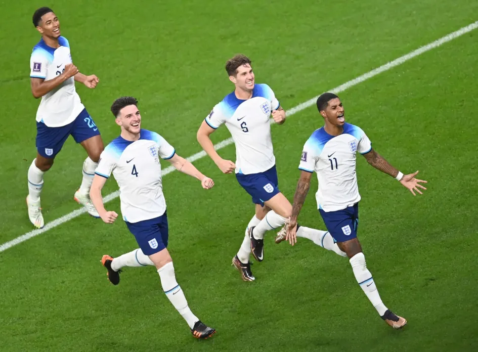 Marcus Rashford (d) de Inglaterra celebra al marcar el gol de apertura durante el partido de fútbol del Grupo B de la Copa Mundial de la FIFA 2022 entre Gales e Inglaterra en el estadio Ahmad bin Ali en Doha, Catar.