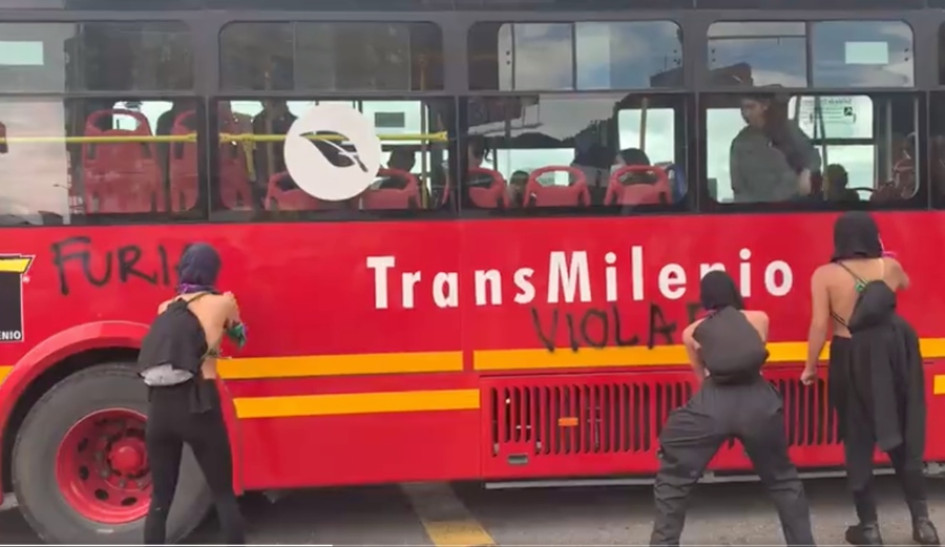 Protestan en Bogotá tras abuso de una menor en estación de Transmilenio