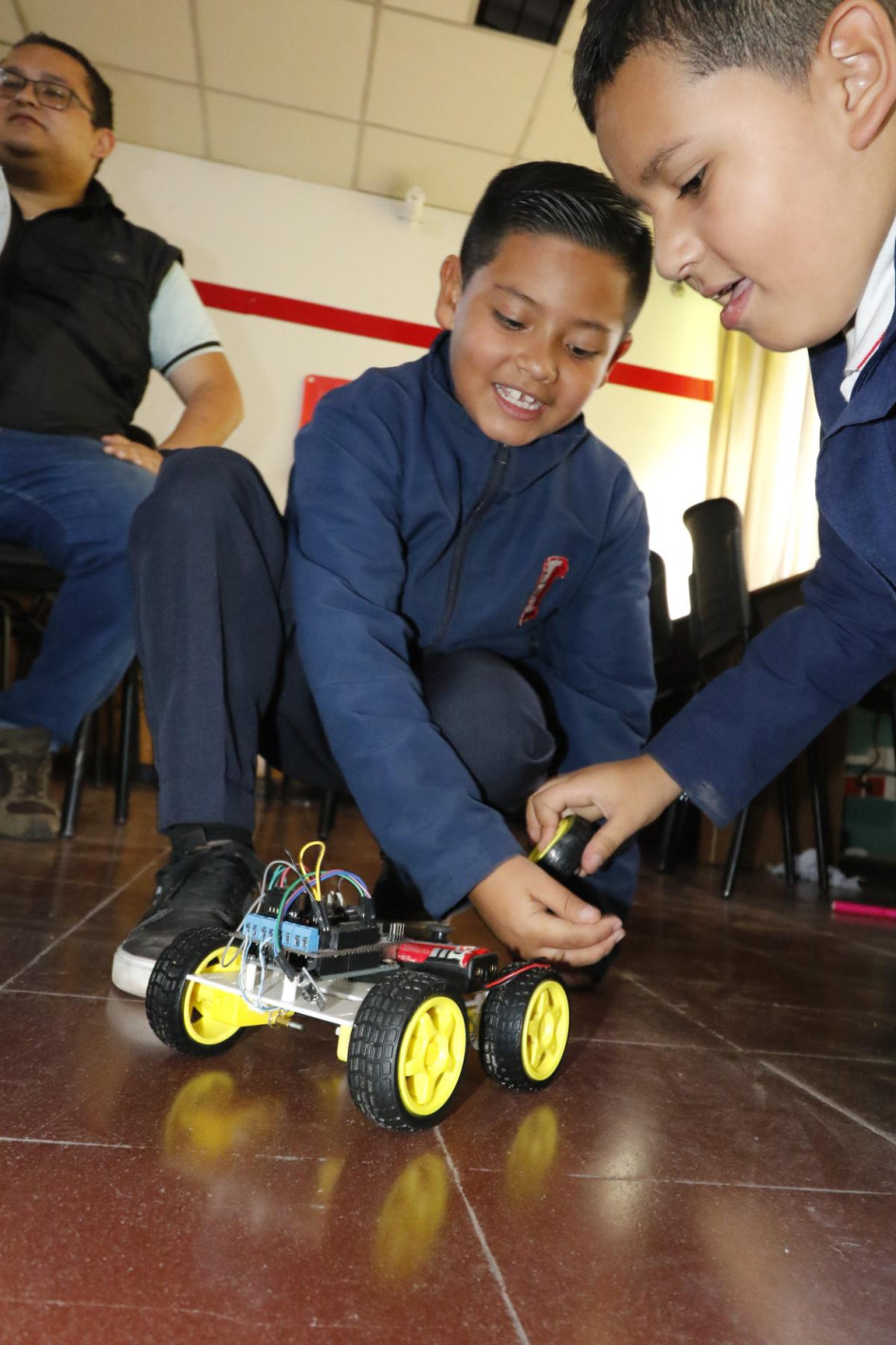 Samuel y José Manuel practican con el carro con el que esperan participar en el campeonato internacional.
