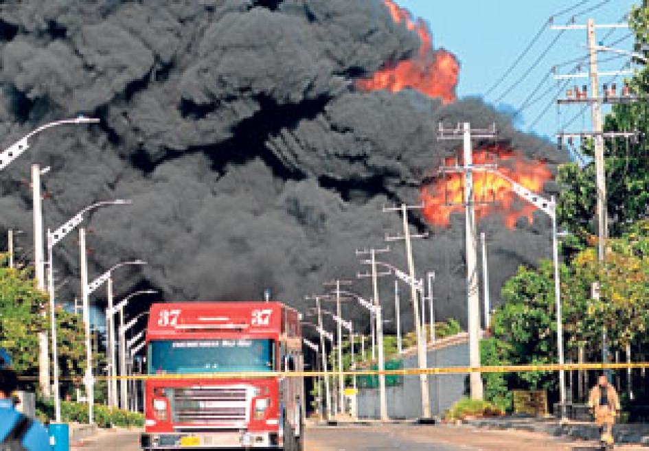 Incendio en depósito de combustible de Barranquilla provoca derrame en el río.