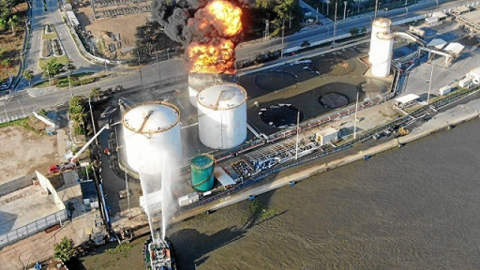 Foto | @ErikaFontalvo | LA PATRIA  Avanza la propagación del fuego en la empresa Bravo Petroleum, ubicada en los Puertos Asociados Compas, pero un tanque con material inflamable sigue ardiendo.